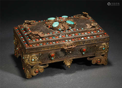 Chinese Decorated Four-Footed Silver Box With Inlaid