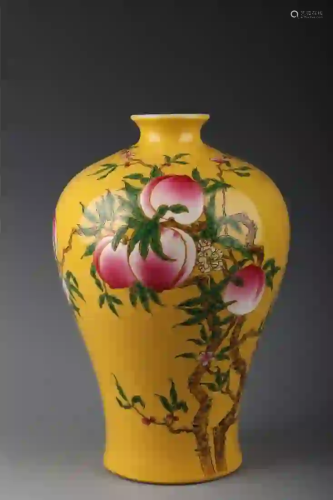 CHINESE PORCELAIN YELLOW GROUND FAMILLE ROSE PEACH