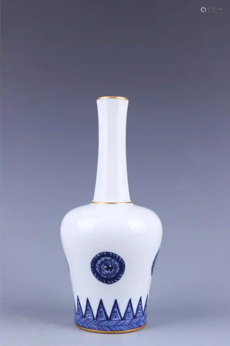 CHINESE PORCELAIN BLUE AND WHITE BELL SHAPED VASE