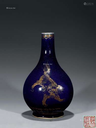 清中期 祭蓝釉描金狮紋胆瓶