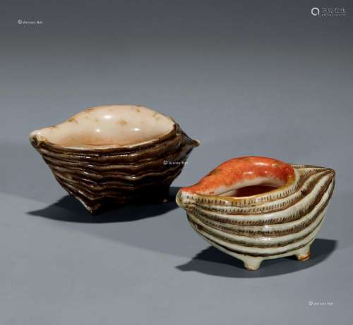 清乾隆 瓷塑描墨彩金海螺 （一组两件）