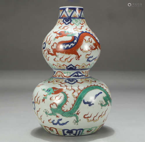 Chinese Wucai Dragon Pattern Porcelain Gourd Shape Vase