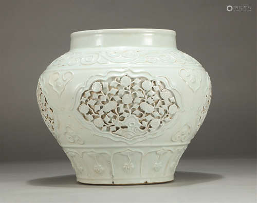 Chinese Lovely White Glaze Pinch Flower Porcelain Jar