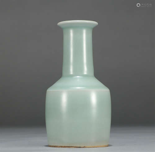 Chinese Longquan Ware Pea Green Glaze Gallbladder Shape Vase