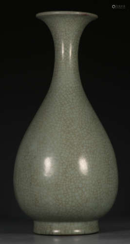 GUAN YAO GREEN GLAZE VASE