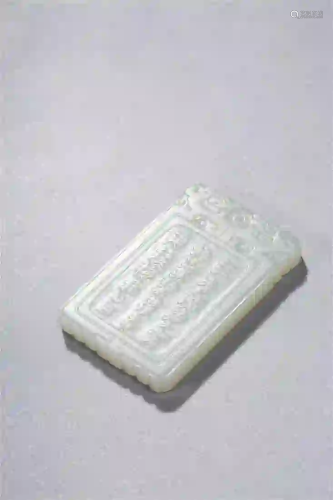CHINESE. A JADE CARVING OF A PENDANT