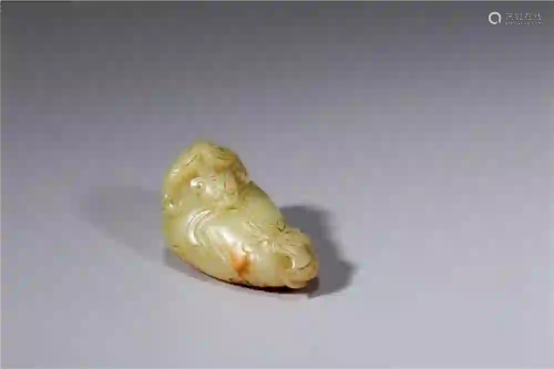 CHINESE. A YELLOW JADE ORNAMENT