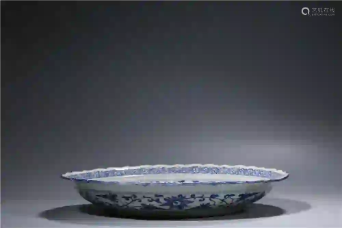CHINESE. A BLUE AND WHITE DISH