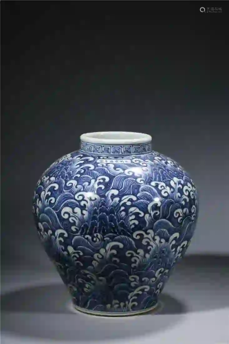 CHINESE. A BLUE AND WHITE VASE WITH MARK