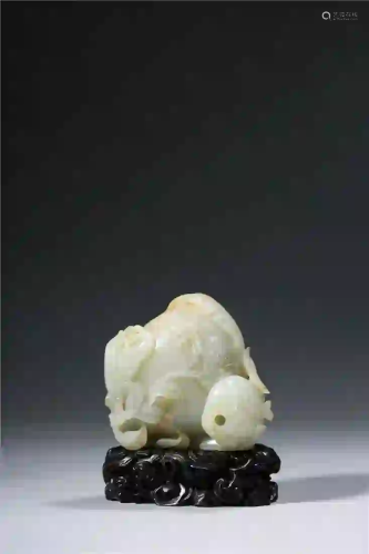 CHINESE.A WHITE JADE CARVING OF PEACHES
