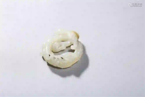 CHINESE. A WHITE JADE DRAGON PENDANT