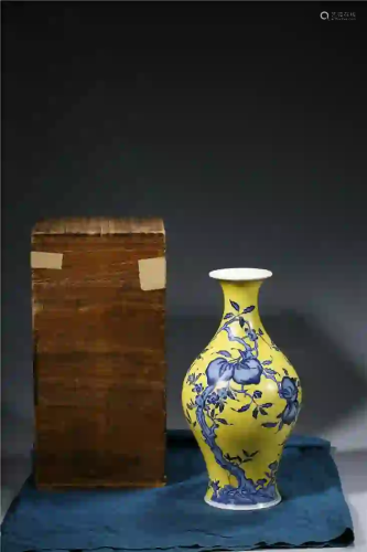 CHINESE. A YELLOW GROUND BLUE AND WHITE VASE WITH MARK