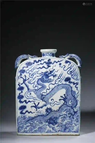 CHINESE. A BLUE AND WHITE VASE