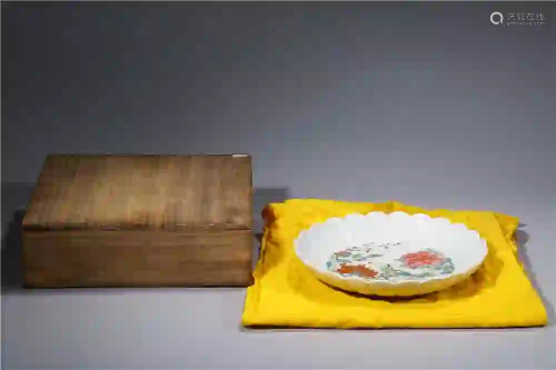 CHINESE. A PORCELAIN DISH WITH MARK