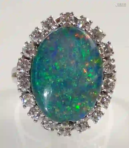 Ring in white gold 585. Opal. With 18 diamonds.