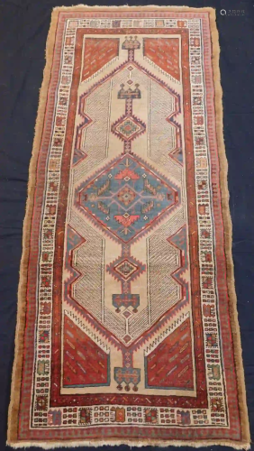Sarab Persian carpet. Iran. Antique, around 90-130