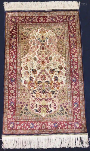 Signed Hereke rug silk. Özipek. Turkey. Crazy fine