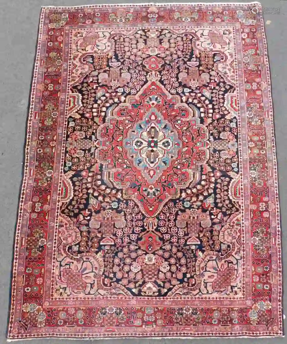 Saruk Jozan Persian rug. Iran. Antique, around 100-130