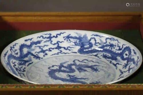 A BLUE AND WHITE 'DRAGON' PORCELAIN CHARGER