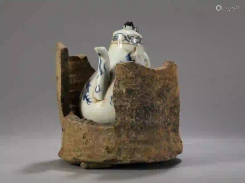 A BLUE AND WHITE 'DRAGON' EWER IN SHELL