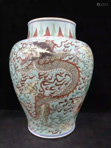 A GREEN AND RED GLAZED 'DRAGON AND PHOENIX' JAR