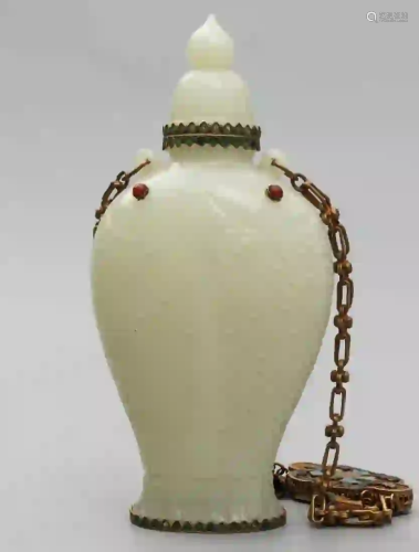 A WHITE JADE CARVING 'FISH' VASE WITH CHAIN