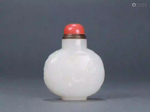 A JADE CARVING OF SNUFF BOTTLE WITH STOPPER
