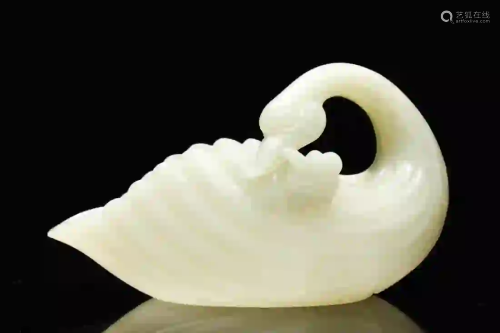 A WHITE JADE CARVING BRUSH WASHER IN CRANE SHAPE