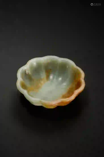 A RUSSET JADE CARVING BEGONIA BRUSH WASHER