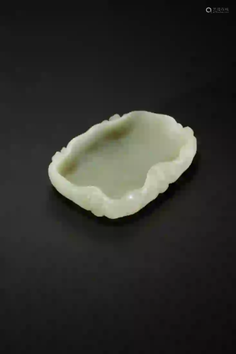 A JADE CARVING 'BAT ON LOTUS LEAF' BRUSH WASHER