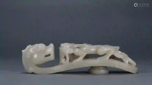 A JADE CARVING OF 'DRAGON AND CUB' BELT BUCKLE