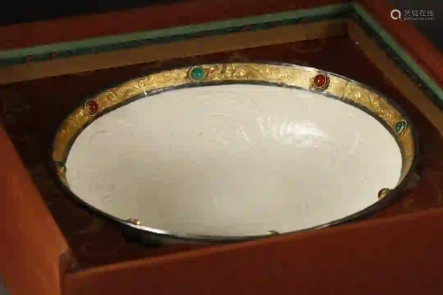 A DING WARE 'DRAGON' BOWL WITH GOLDEN RIM