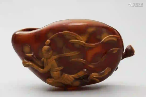 A CARVED AGATE 'FLYING FIGURE' BRUSH WASHER