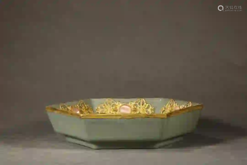 A RU-STYLE PORCELAIN WASHER WITH GOLDEN DÃ‰COR