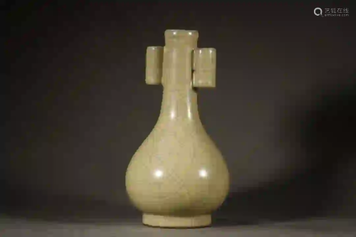 A GE-STYLE YELLOW GLAZE PORCELAIN VASE WITH HANDLES