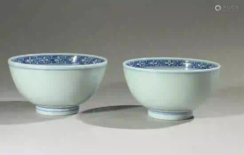 PAIR OF BLUE AND WHITE 'FLOWER AND BIRD' BOWLS