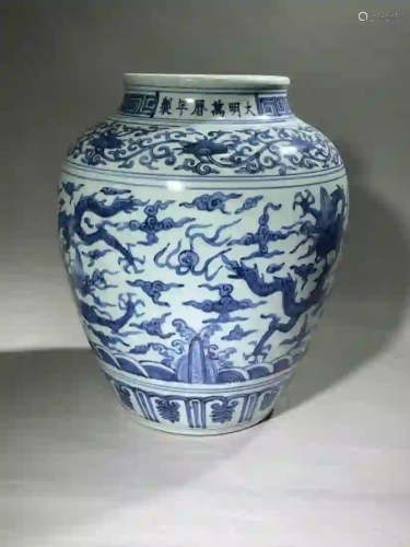 A BLUE AND WHITE 'DRAGON AND CLOUD' PORCELAIN JAR