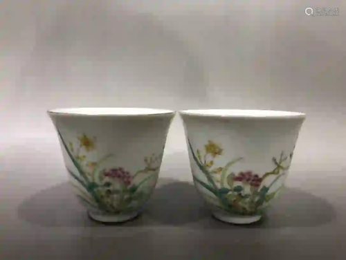 A PAIR OF FAMILLE ROSE FLORAL BELL-SHAPED CUPS