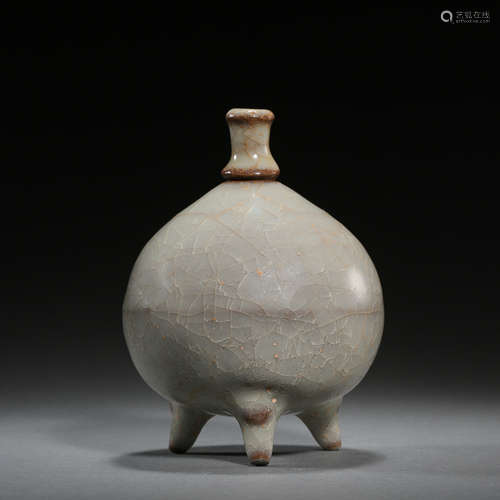 LONGQUAN KILN THREE-LEGGEDS BOTTLE, SOUTHERN SONG DYNASTY, CHINA