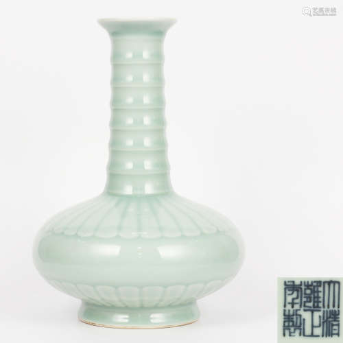 A Pea Green Glaze Xuan Pattern Porcelain Flask