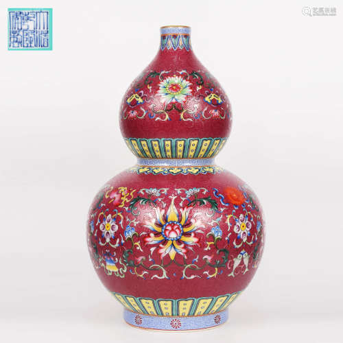 A Red Ground Twining Flowers Pattern Porcelain Gourd-shaped Vase
