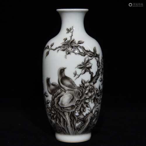 A Grisaille Flower&Bird Pattern Porcelain Vase