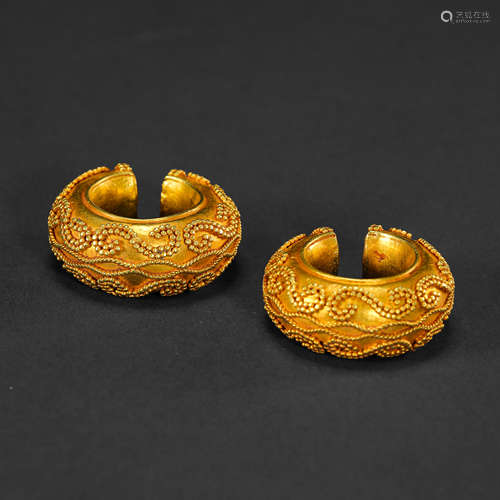 A PAIR OF PURE GOLD EARRINGS, WEST ASIAN