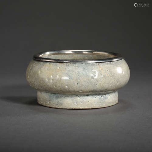 A WHITE BOWL COVERED WITH SILVER IN THE MOUTH