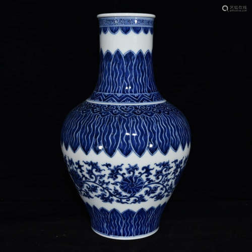 A Blue and White Interlocking Flower Porcelain Vase