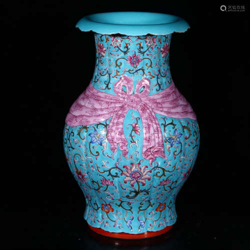 An Interlocking Flower Porcelain Vase