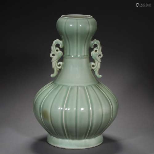 A Celadon Glaze Double Ears Porcelain Melon-shaped Garlic-head Bottle