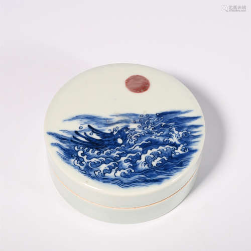 A blue and white glaze box with red lid, Qianlong period, Qing Dynasty