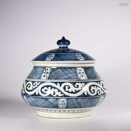 Ming Dynasty blue and white sea pattern lid jar