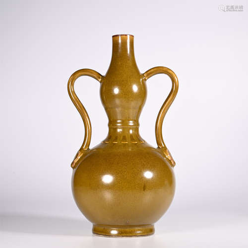 A double-eared teapot with powdered tea glaze, Qianlong period, Qing Dynasty